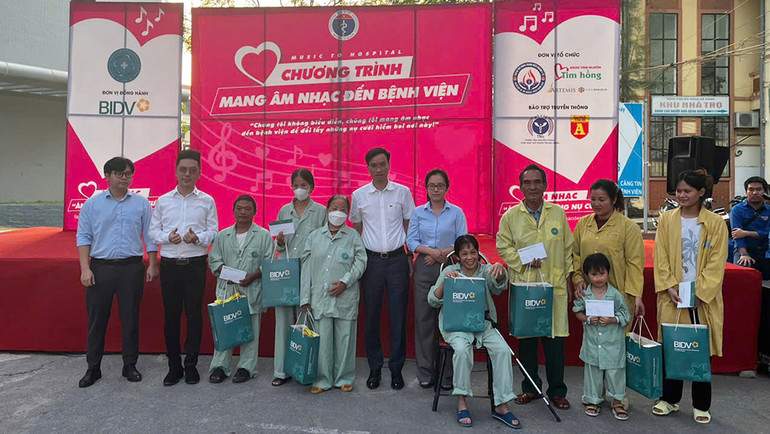 Giám đốc Bệnh viện Đa khoa Hà Đông Nguyễn Thành Vinh và đại diện nhà tài trợ trao quà cho các bệnh nhân có hoàn cảnh khó khăn đang điều trị tại Bệnh viện. Giám đốc Bệnh viện Đa khoa Hà Đông Nguyễn Thành Vinh và đại diện nhà tài trợ trao quà cho các bệnh nhân có hoàn cảnh khó khăn đang điều trị tại Bệnh viện.