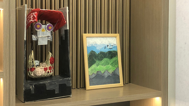 Các sản phẩm trang trí được làm từ vật liệu tái chế.