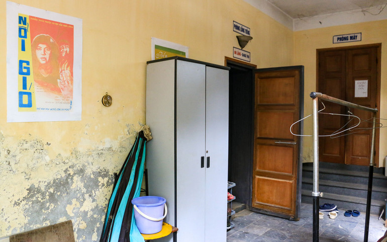 Trước cửa phòng lồng tiếng ngổn ngang lộn xộn như một nhà kho.