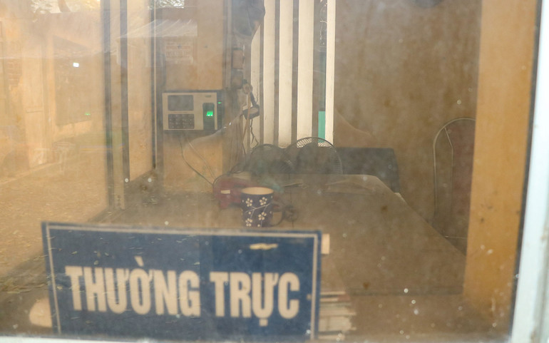 Phòng làm việc của bảo vệ bỏ trống, bụi bẩn