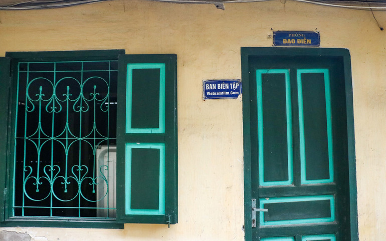 Phòng đạo diễn khóa trái cửa, bên trong trống không.