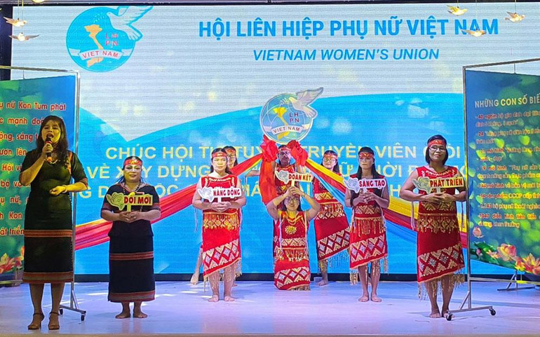 Phần thi Chào hỏi của tỉnh Kon Tum đạt giải phần chào hỏi ấn tượng.