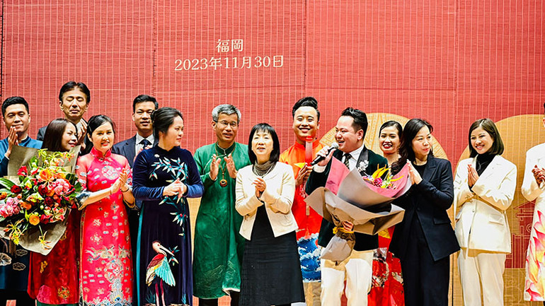 Các nghệ sĩ cùng các đại biểu trong chương trình.