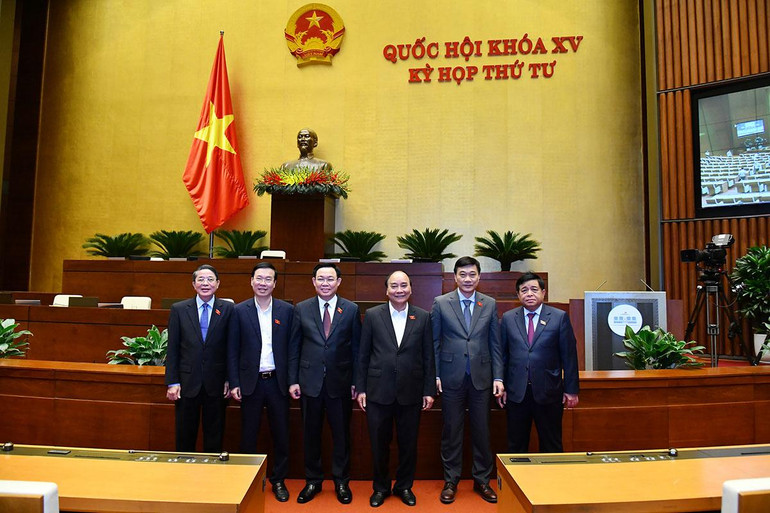 Chủ tịch nước Nguyễn Xuân Phúc, Chủ tịch Quốc hội Vương Đình Huệ, Thường trực Ban Bí thư Võ Văn Thưởng cùng các đại biểu bên lề phiên thảo luận về dự án Luật Hợp tác xã (sửa đổi).