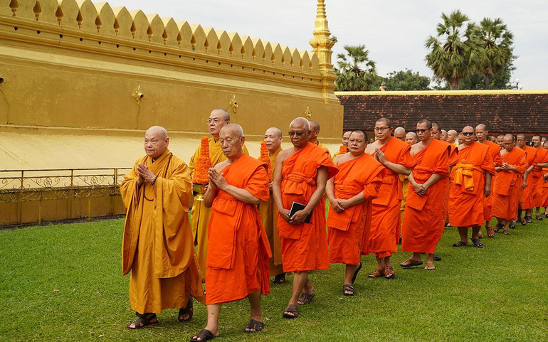 Đại biểu hai Giáo hội Phật giáo hai nước Việt Nam và Lào thăm Tháp Thạt Luổng tại Vientiane.