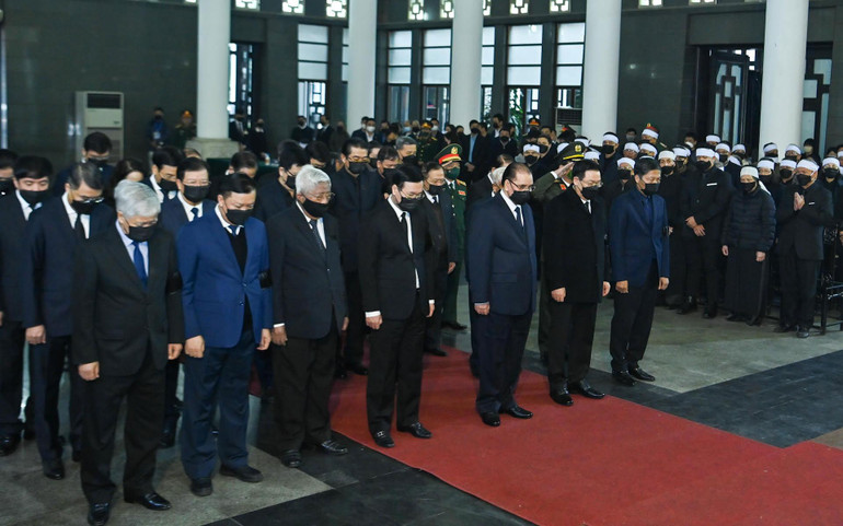 Các đồng chí lãnh đạo, nguyên lãnh đạo Đảng, Nhà nước viếng đồng chí Vũ Oanh. Các đồng chí lãnh đạo, nguyên lãnh đạo Đảng, Nhà nước viếng đồng chí Vũ Oanh.