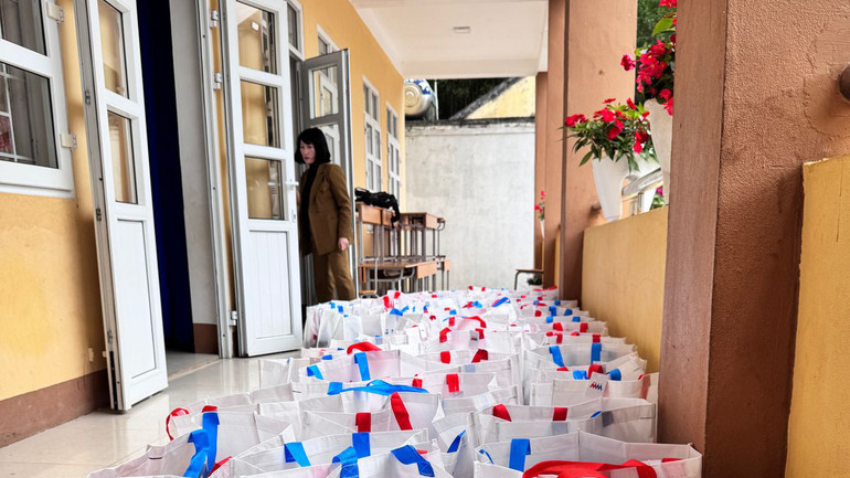 Những phần quà thiết thực được gửi tới tận tay các em học sinh. Những phần quà thiết thực được gửi tới tận tay các em học sinh.