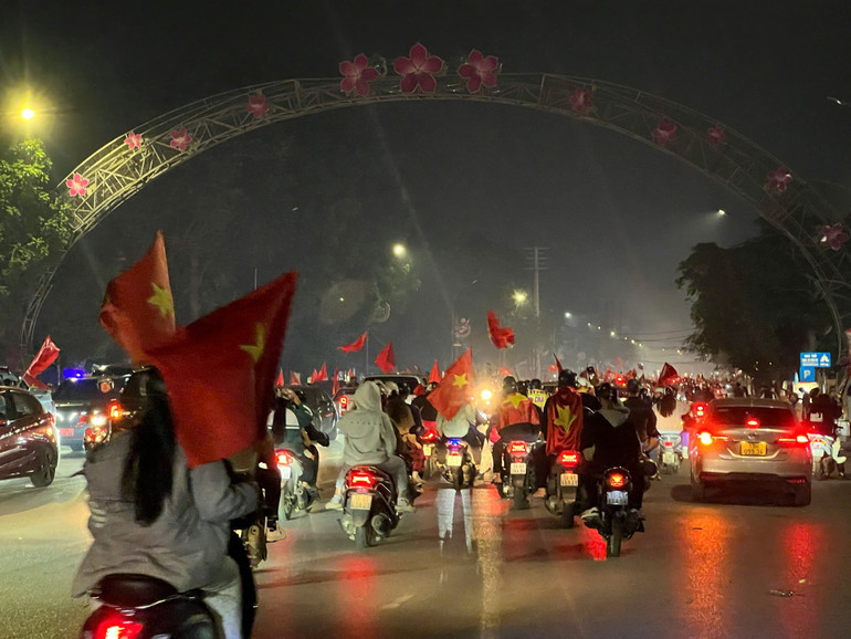 Người hâm mộ đổ ra đường mừng đội tuyển Việt Nam vô địch ASEAN Cup 2024 ảnh 31