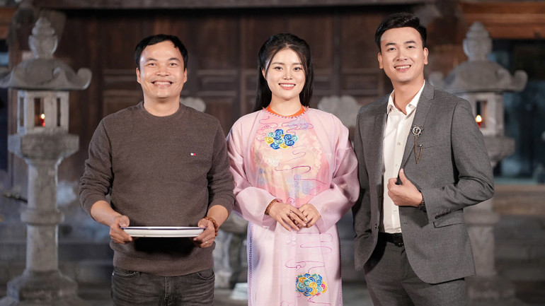 Nhạc sĩ Xuân Trí cùng Phạm Thùy Linh và diễn viên Dương Khánh.