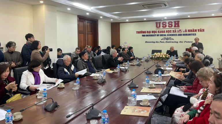 Đông đảo các chuyên gia, nhà nghiên cứu, học trò của Giáo sư, Nhà giáo Nhân dân Đinh Xuân Lâm tham dự tọa đàm.