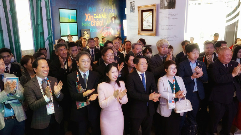 Gần 100 đại biểu là đại diện của các cơ quan kinh tế, văn hóa, ngoại giao, các hiệp hội hữu nghị và doanh nghiệp của Việt Nam và Nhật Bản đã tham dự Lễ khai mạc. Gần 100 đại biểu là đại diện của các cơ quan kinh tế, văn hóa, ngoại giao, các hiệp hội hữu nghị và doanh nghiệp của Việt Nam và Nhật Bản đã tham dự Lễ khai mạc.