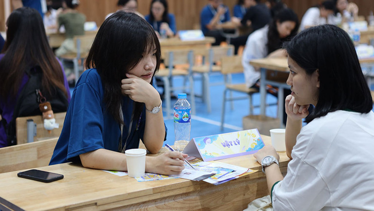 Tư vấn trực tiếp cho các thí sinh.