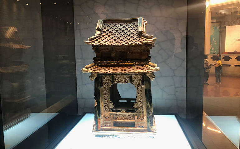 Mô hình nhà men trắng ngà, xanh và nâu, thế kỷ 17.