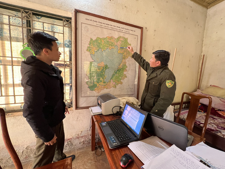 Cán bộ Ban quản lý cùng Trạm chốt Nà Dường thống nhất hướng tuyến đi tuần rừng ngày hôm nay. Theo Kiểm lâm viên Đỗ Công Huân, trung bình mỗi tuần một tổ tuần rừng từ 5 đến 10 thành viên sẽ phải đi khoảng 40km đường rừng, mỗi tháng sẽ là khoảng 160km. Đi rừng khu bảo tồn vô cùng vất vả vì đều phải trèo trên đá tai mèo, rất nguy hiểm, từng có kiểm lâm viên gẫy xương vì thụt chân, rơi xuống hang đá.