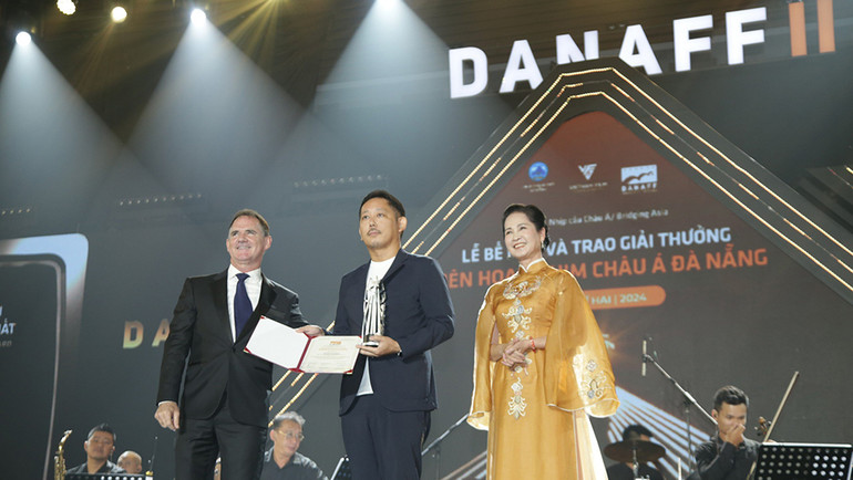 Ê-kíp làm phim nhận giải thay cho diễn viên Yuumi Kawai.