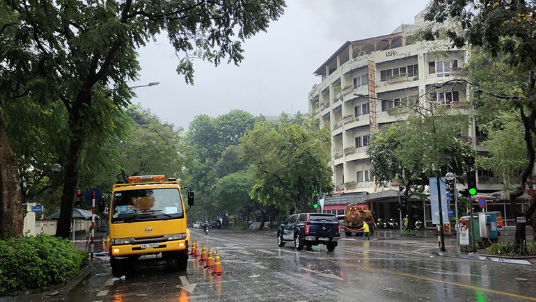 Lực lượng thoát nước ứng trực từ sớm. (Ảnh: DUY LINH) Lực lượng thoát nước ứng trực từ sớm. (Ảnh: DUY LINH)