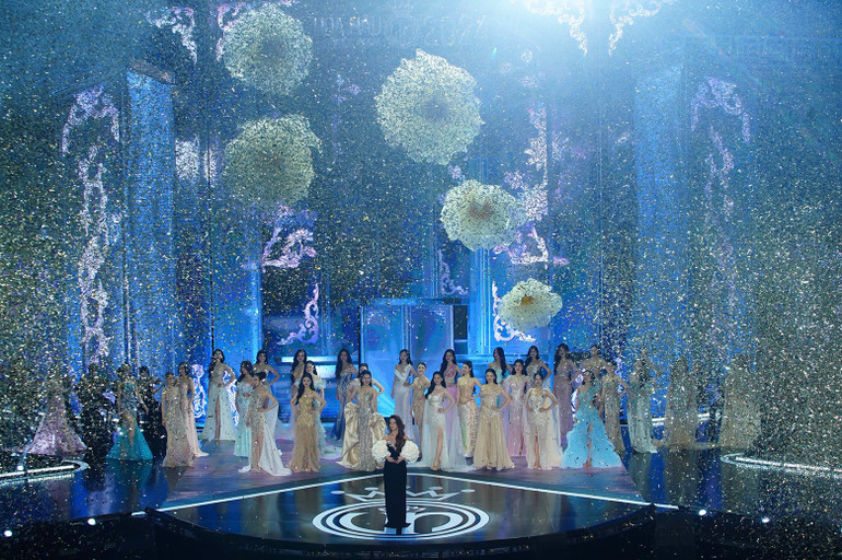 Các thí sinh trong phần trình diễn trang phục dạ hội.