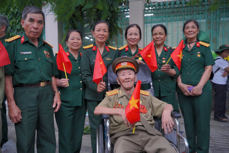 Từ 4 giờ sáng 30/4, cụ Nguyễn Văn Thành được con gái Nguyễn Thị Xuân đưa đến dự khán xem diễu binh. Từ 4 giờ sáng 30/4, cụ Nguyễn Văn Thành được con gái Nguyễn Thị Xuân đưa đến dự khán xem diễu binh.