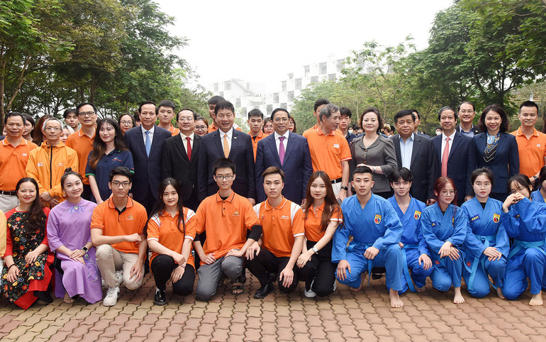 Thủ tướng Phạm Minh Chính với giảng viên và sinh viên Trường Đại học FPT.