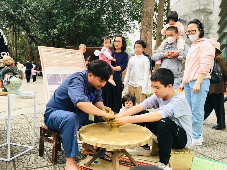 Thử tập nặn gốm Thanh Hà.