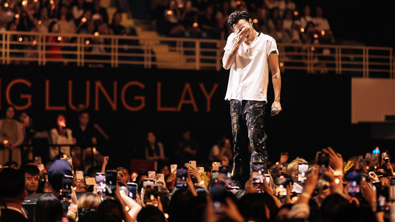 Soobin rơi nước mắt trên sân khấu.