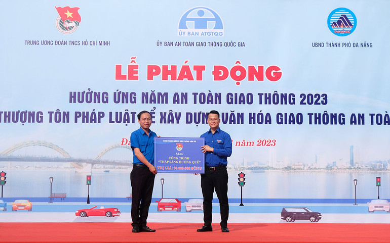 Trao tặng công trình thanh niên.