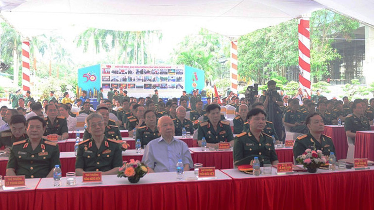 Các đại biểu dự buổi lễ.