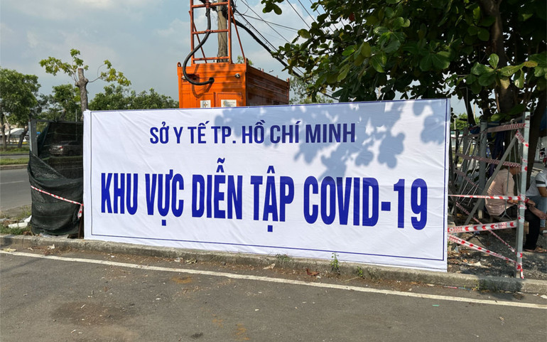 Diễn tập tiếp nhận bệnh nhân mắc Covid-19 trong tình trạng nặng tại Bệnh viện dã chiến số 13.