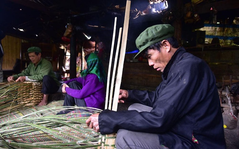 Làm gùi phải đan chặt tay từ từng lớp đan cho đến lớp khóa. (Ảnh: KHÁNH HUY) Làm gùi phải đan chặt tay từ từng lớp đan cho đến lớp khóa. (Ảnh: KHÁNH HUY)