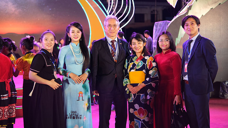 Nhà thiết kế Vũ Thảo Giang (áo dài xanh) và các đại biểu khách mời tại Lễ hội. Nhà thiết kế Vũ Thảo Giang (áo dài xanh) và các đại biểu khách mời tại Lễ hội.