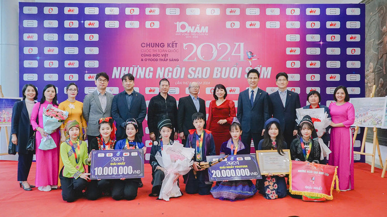 Ban tổ chức chụp ảnh cùng các đội giành giải nhất.