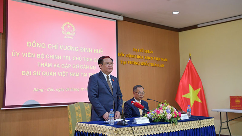 Chủ tịch Quốc hội Vương Đình Huệ thăm và nói chuyện với cán bộ, nhân viên Đại sứ quán Việt Nam tại Thái Lan.