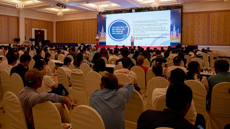 Cuộc hội thảo thu hút sự tham gia của đông đảo người quan tâm. Cuộc hội thảo thu hút sự tham gia của đông đảo người quan tâm.