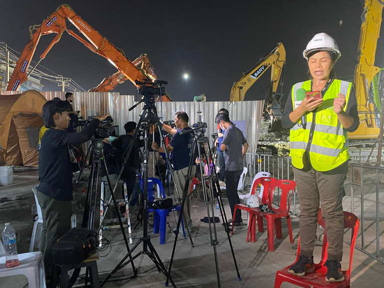 Theo danh sách, hiện có phóng viên Mỹ (ABC), Anh (BBC), Việt Nam (Báo Nhân Dân) và hơn 10 phóng viên Thái Lan đang hoạt động tại khu vực dành cho phóng viên.