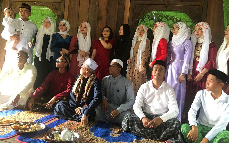 Các nghệ nhân tham gia thực hiện buổi lễ chụp ảnh lưu niệm.