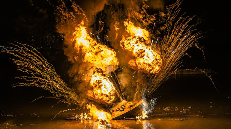 Màn cháy nổ trên sông Sài Gòn.