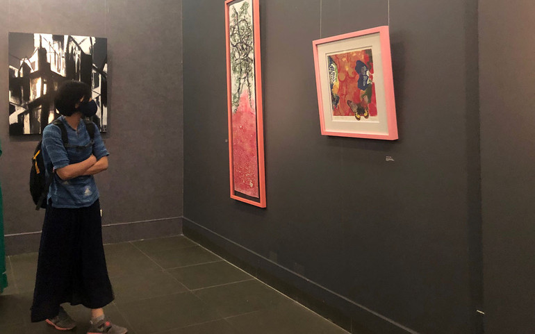 Tác phẩm của các họa sĩ Việt song hành cùng tác phẩm của David Thomas tại triển lãm.