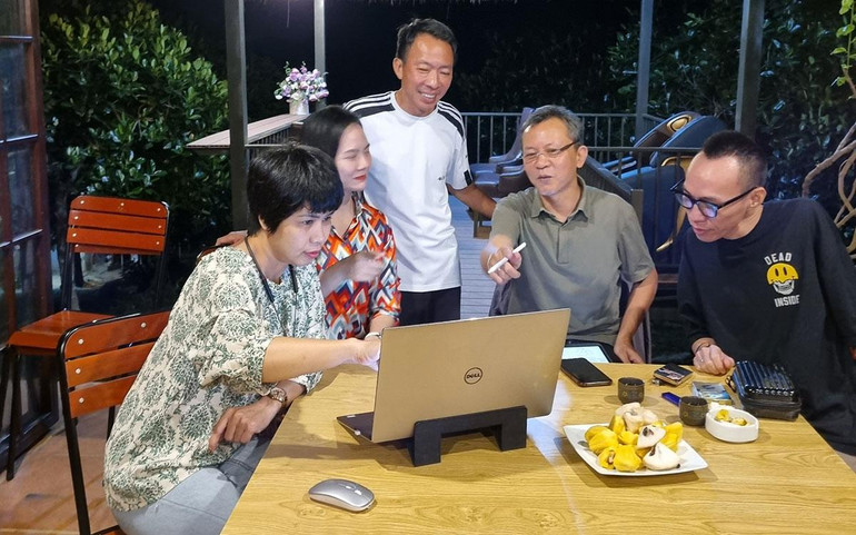 Các đạo diễn âm nhạc Lưu Hà An và Huyền Trung cùng lên đồi nhà Việt Hoàn chuẩn bị cho liveshow. Các đạo diễn âm nhạc Lưu Hà An và Huyền Trung cùng lên đồi nhà Việt Hoàn chuẩn bị cho liveshow.