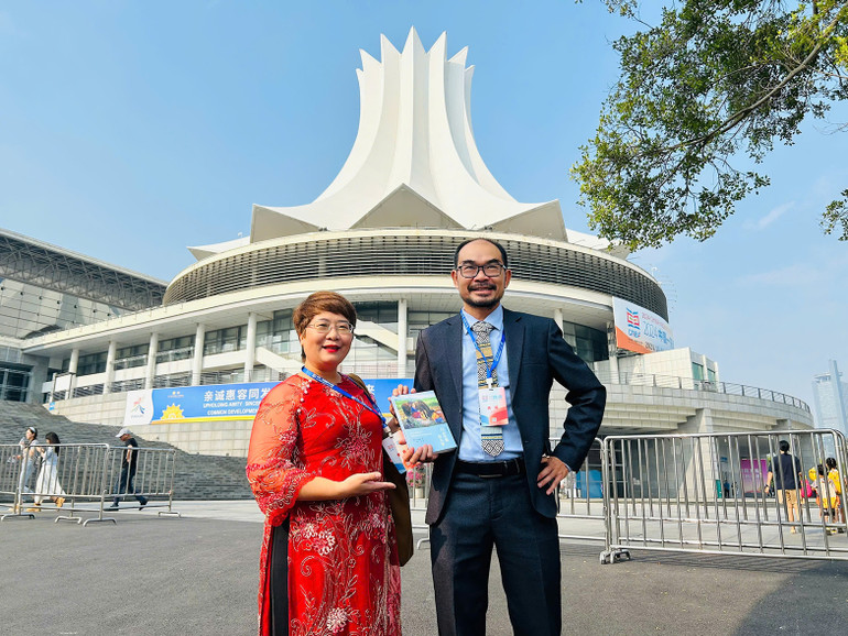 Dịch giả Nguyễn Lệ Chi (Chibooks) và tác giả Đỗ Quang Tuấn Hoàng giới thiệu sách về văn hóa Việt Nam tại chương trình.