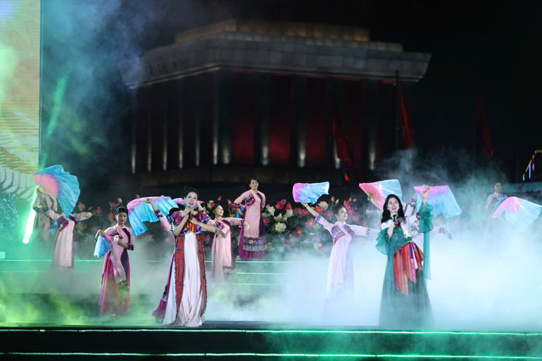 Chương trình quy tụ nhiều nghệ sĩ tên tuổi. Chương trình quy tụ nhiều nghệ sĩ tên tuổi.