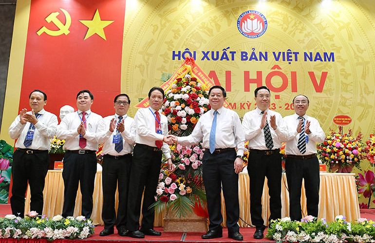 Đồng chí Nguyễn Trọng Nghĩa tặng lẵng hoa cho Đại hội.