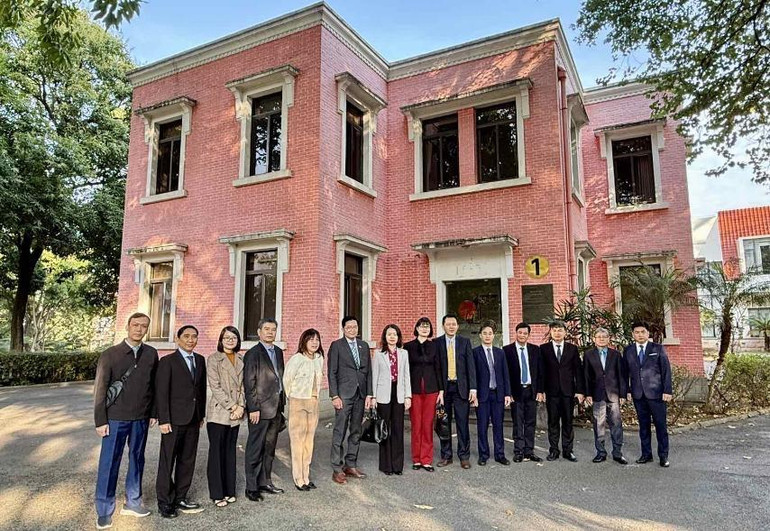 Thăm Nhà số 1, Khách sạn Liễu Châu, nơi Bác ở và hội đàm với Thủ tướng Chu Ân Lai (03-05/7/1954)