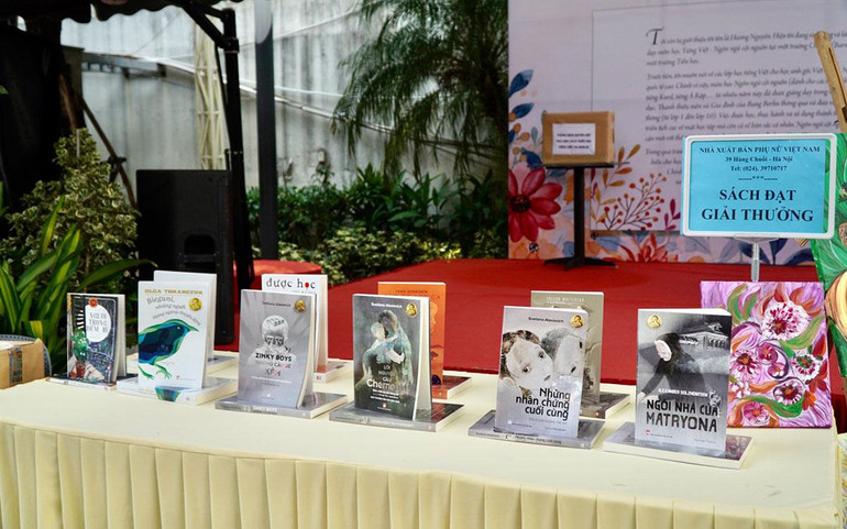 Các tác phẩm giành giải thưởng được trưng bày tại sự kiện.