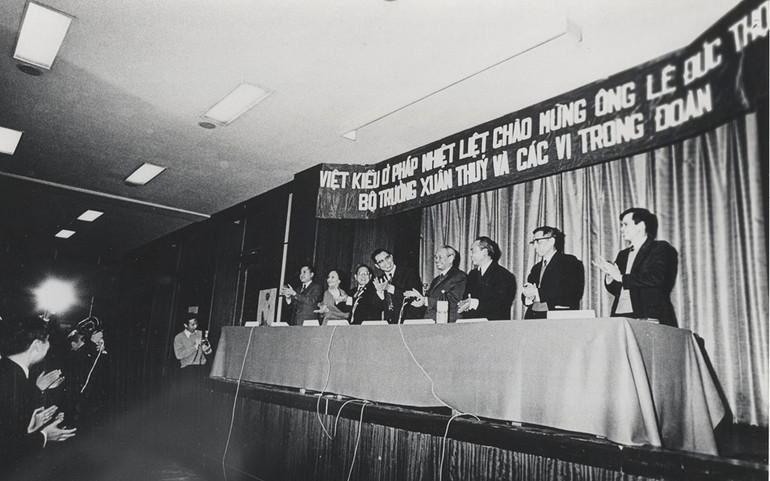 Đoàn đàm phán Việt Nam tiếp xúc với kiều bào. (Ảnh: Lê Tấn Xuân)