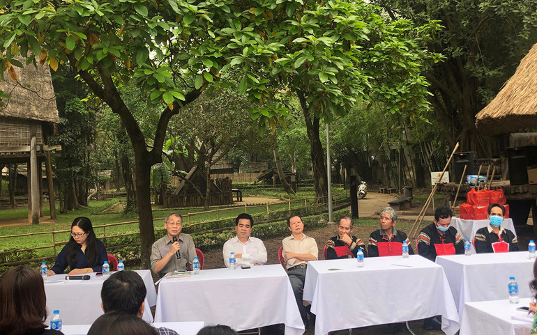 Các chuyên gia chia sẻ về ngôi nhà truyền thống của người Ê Đê. Các chuyên gia chia sẻ về ngôi nhà truyền thống của người Ê Đê.