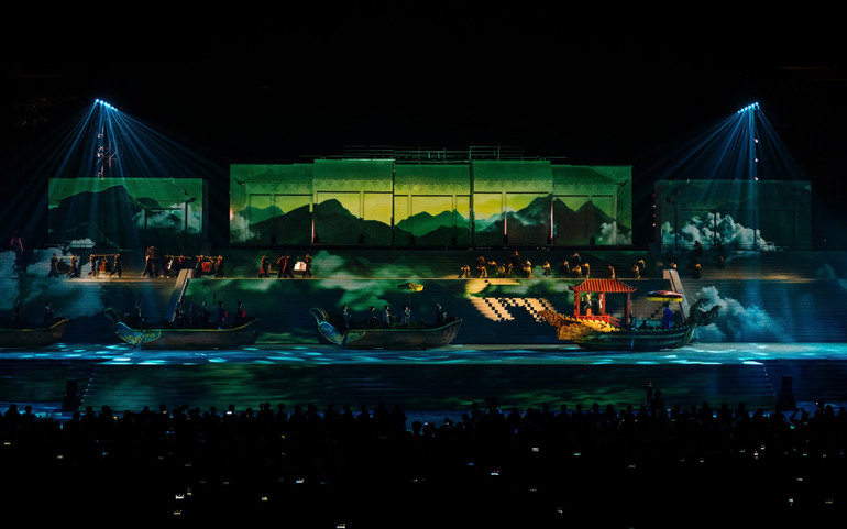 Dòng sông và những con thuyền trên sân khấu.