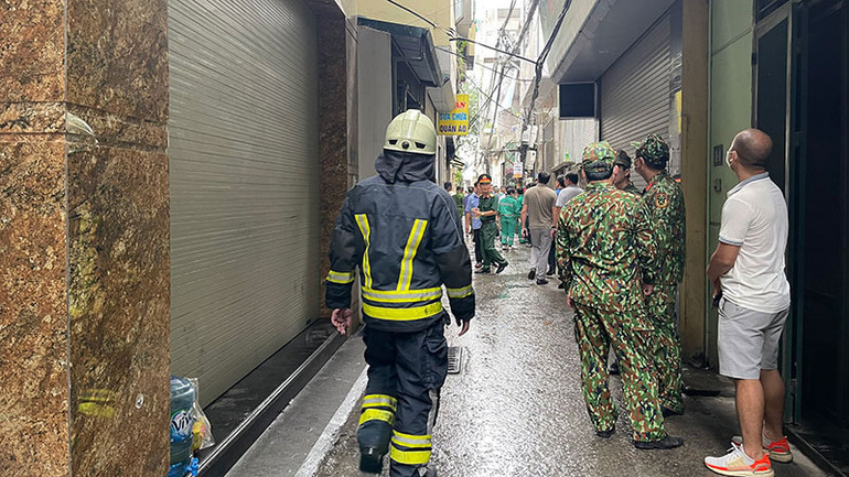 Lực lượng chức năng vẫn tiếp tục xử lý.