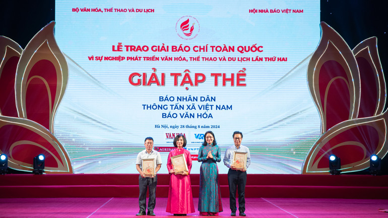 Ba đơn vị Báo Nhân Dân, Thông tấn xã Việt Nam và Báo Văn hóa nhận giải Tập thể.