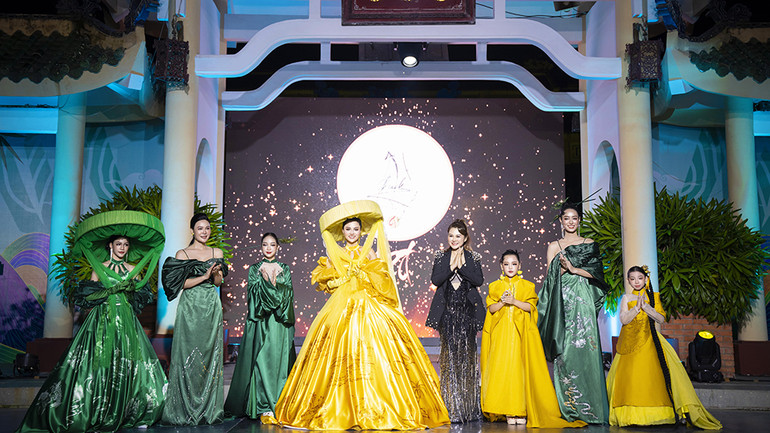 Các người mẫu cùng nhà thiết kế Thạch Linh khi kết thúc màn trình diễn. Các người mẫu cùng nhà thiết kế Thạch Linh khi kết thúc màn trình diễn.