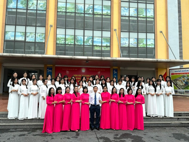 Những tà áo dài góp phần mang đến niềm hứng khởi đầu năm học cho thầy trò Trường Phổ thông trung học Tân Sơn.